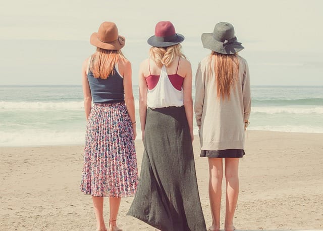 Девушки на пляже в длинных юбках